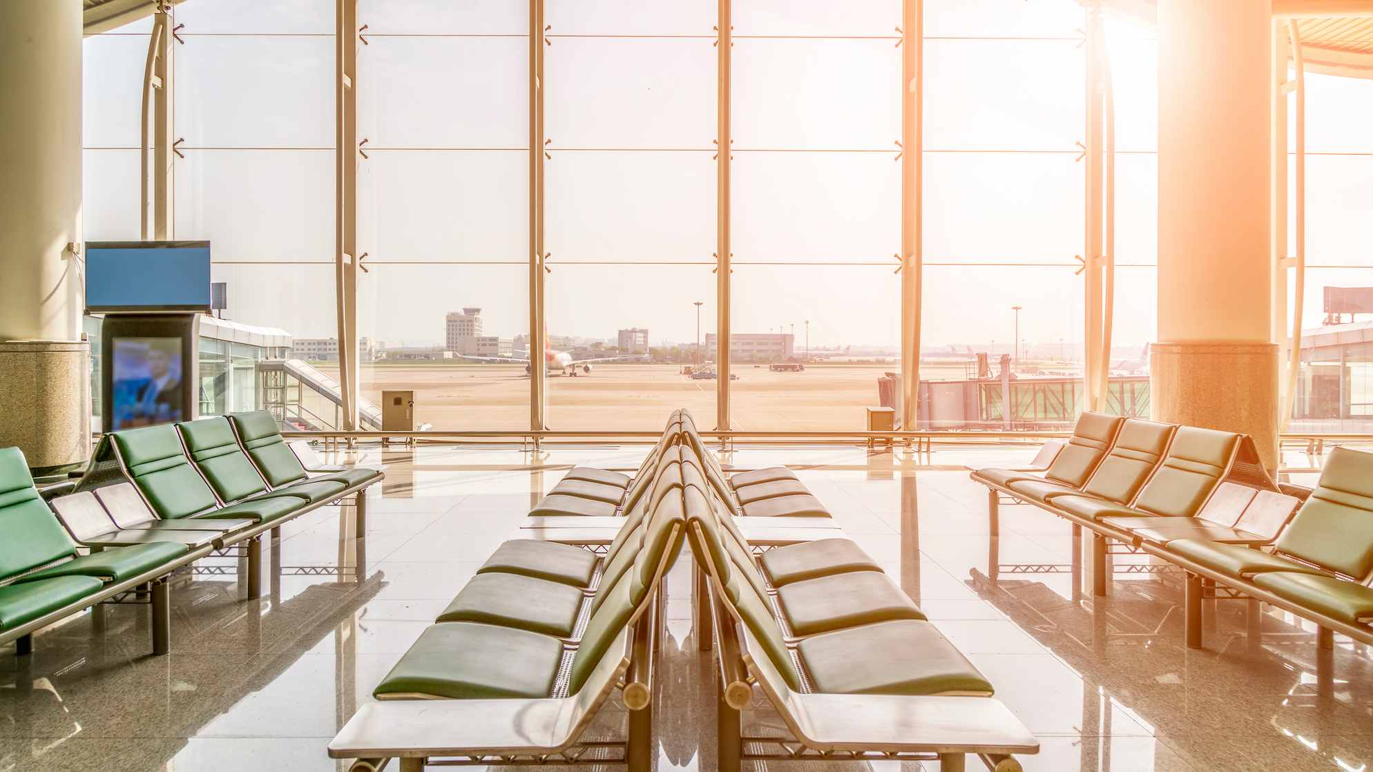 Coche privado de lujo con aire acondicionado en el aeropuerto de Roma para traslados cómodos